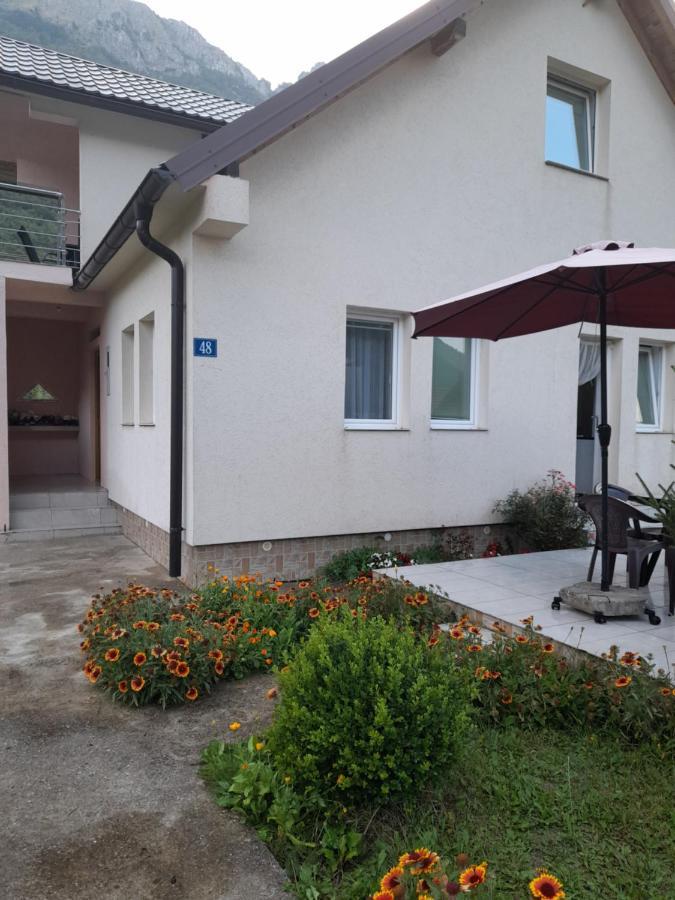 Breti'S Guesthouse Vuthaj Exterior foto