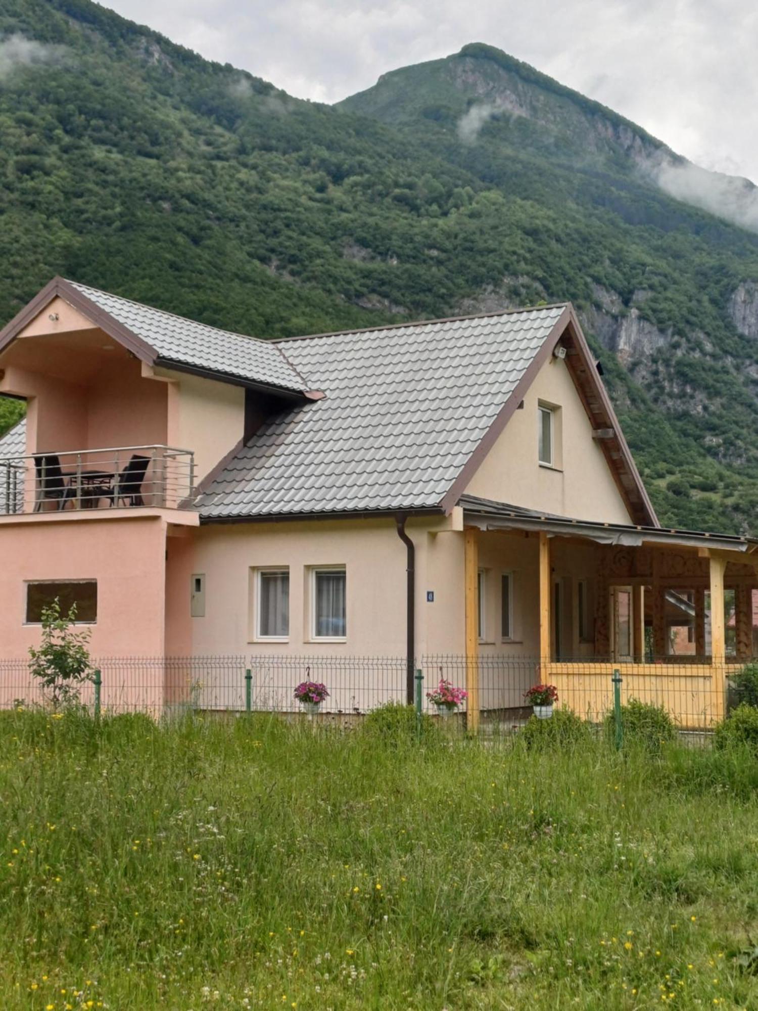 Breti'S Guesthouse Vuthaj Exterior foto